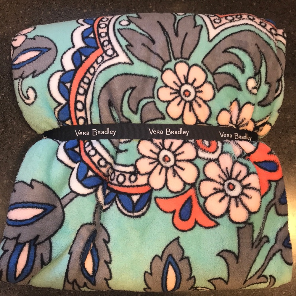 🎉CLOSET CLEAROUT🎉 NWT Vera Bradley Blanket - Picture 2 of 4